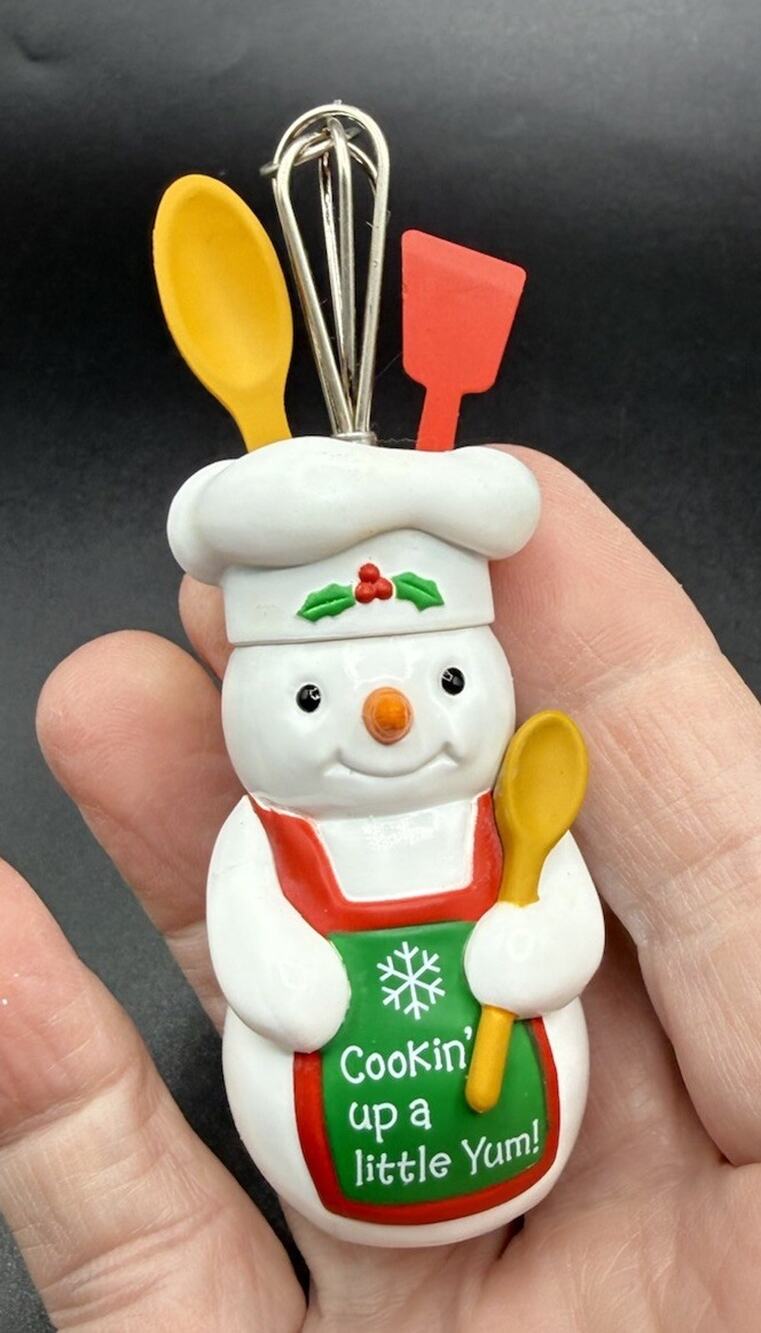 Hallmark Cookin' Up A Little Yum Snowman Kitchen Ornament No Box EUC -LO20